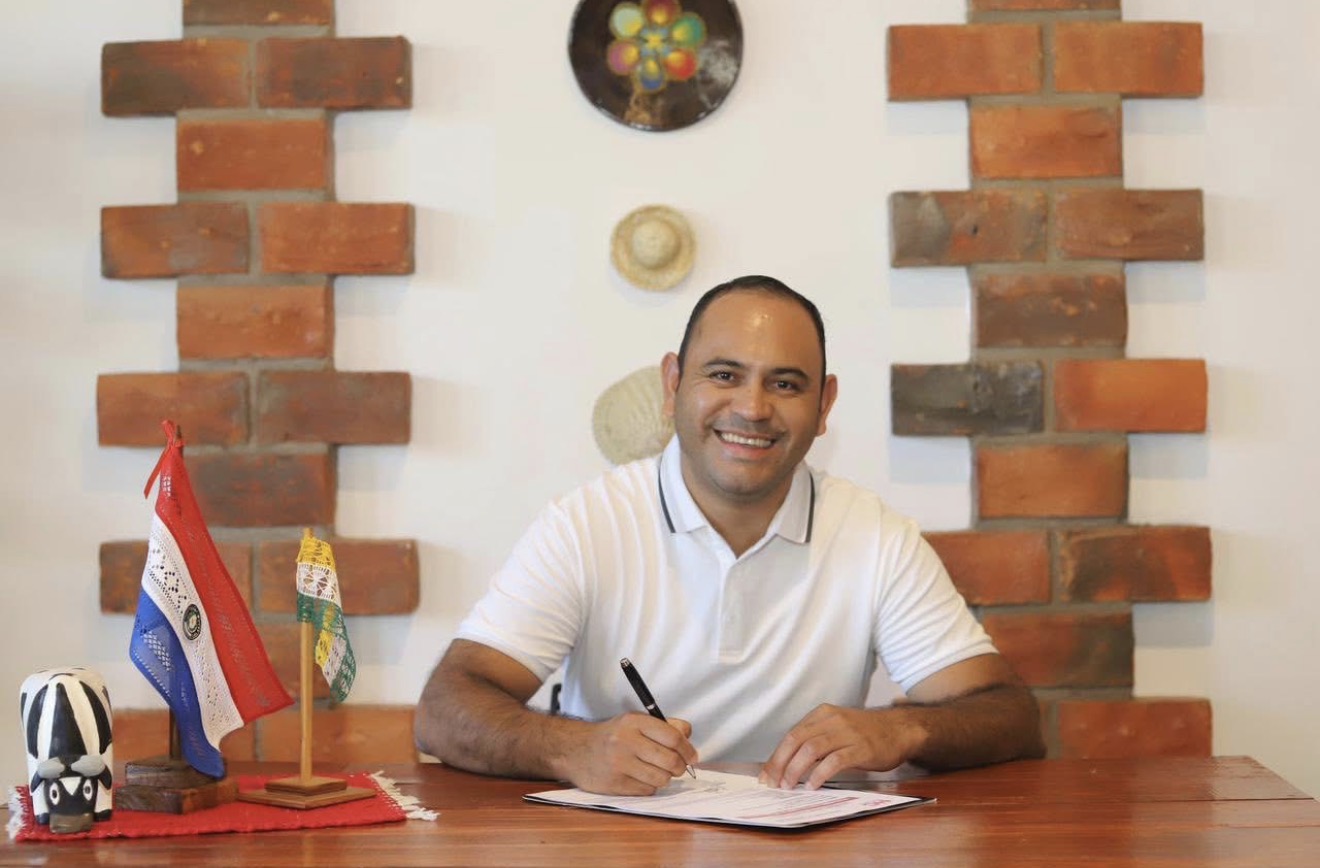Abog. Christian Sanguina firmando documentación legal en su oficina
